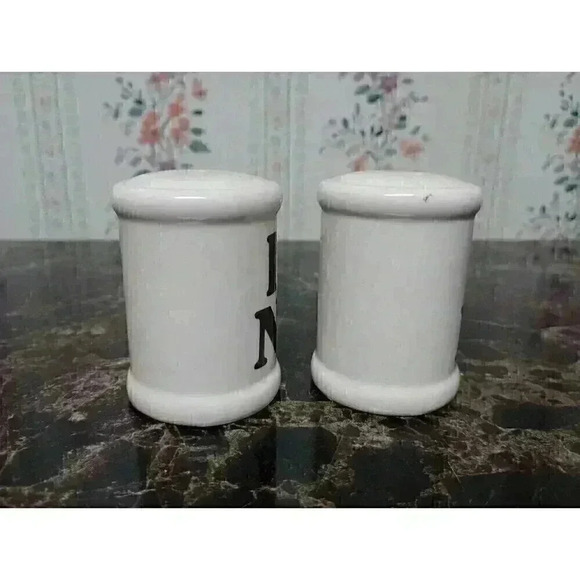 I Heart NY - I Love New York Souvenir Salt & Pepper Shakers - White, Black & Red - Picture 2 of 8